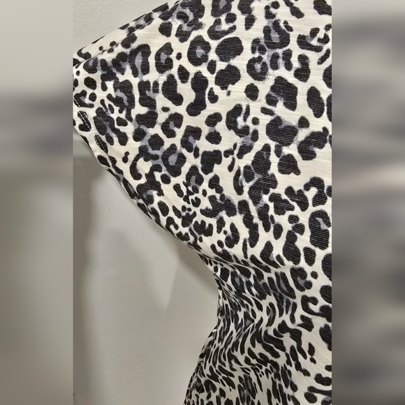 NWT FRENCH LAUNDRY Leopard V Neck Tee, Size S - Picture 4 of 9